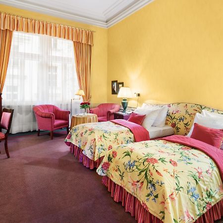 Le Palais Art Hotel Praha Ruang foto A room at the Hotel