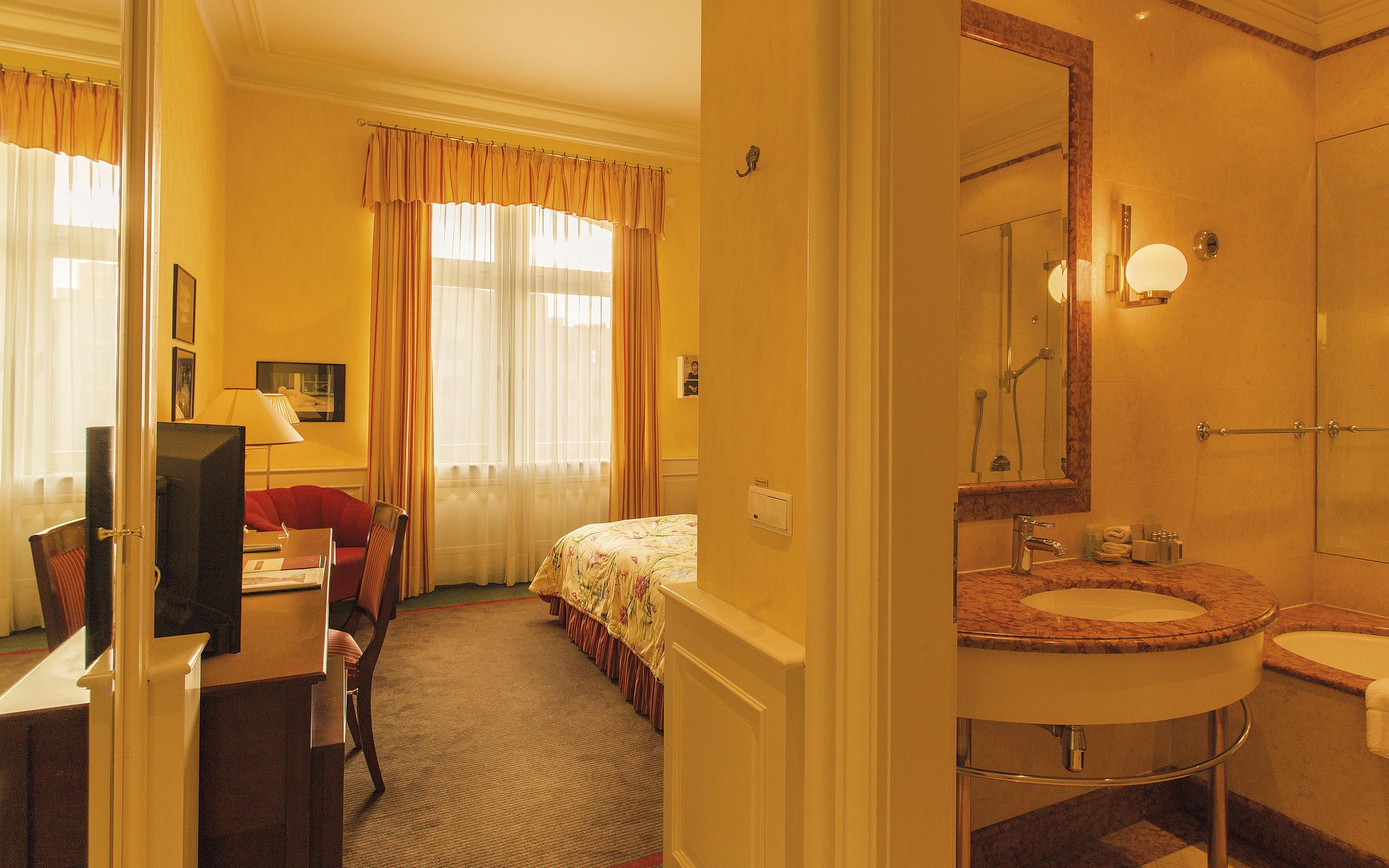 Le Palais Art Hotel Praha Bagian luar foto A room at the Hotel Sacher