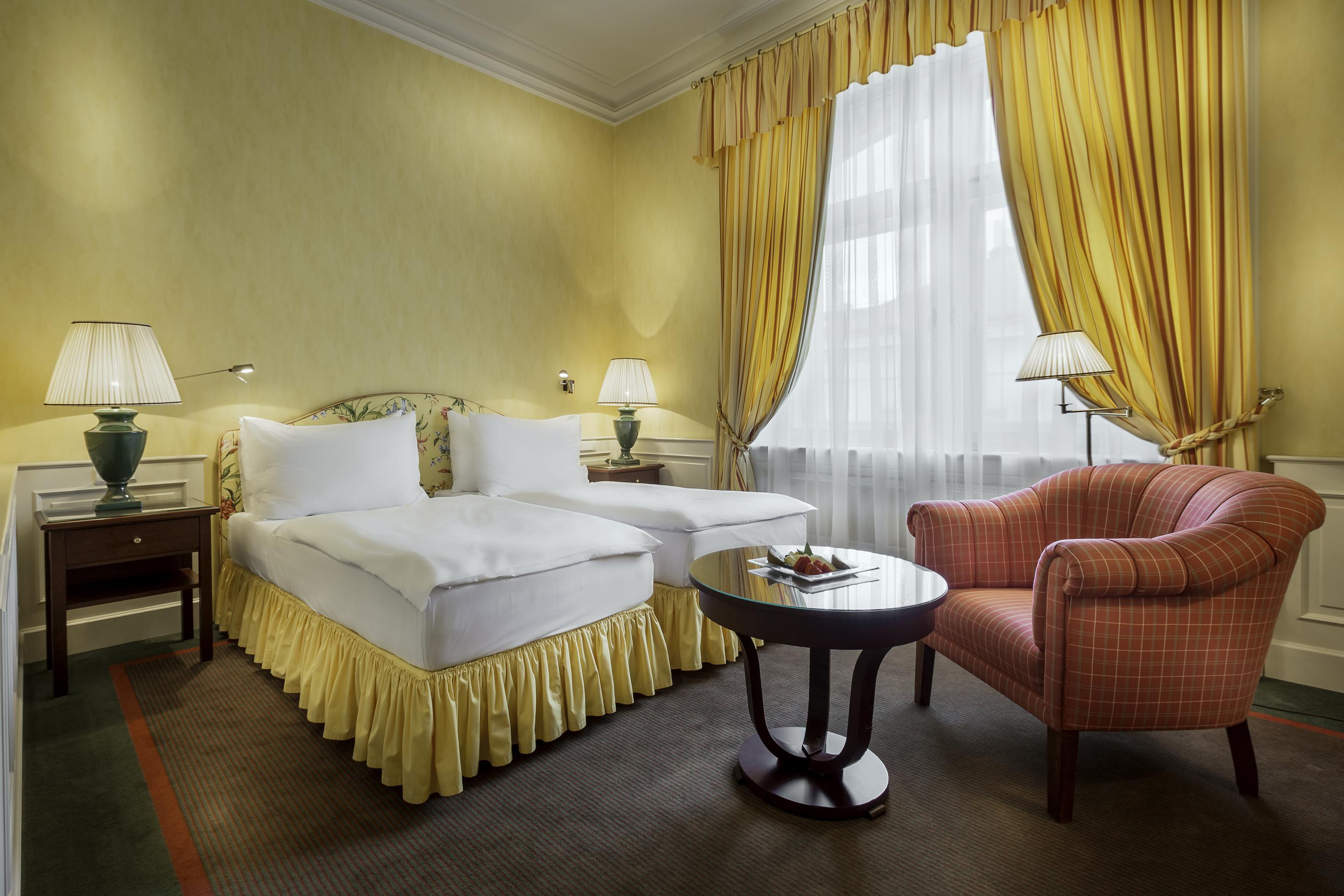 Le Palais Art Hotel Praha Bagian luar foto A room at the hotel