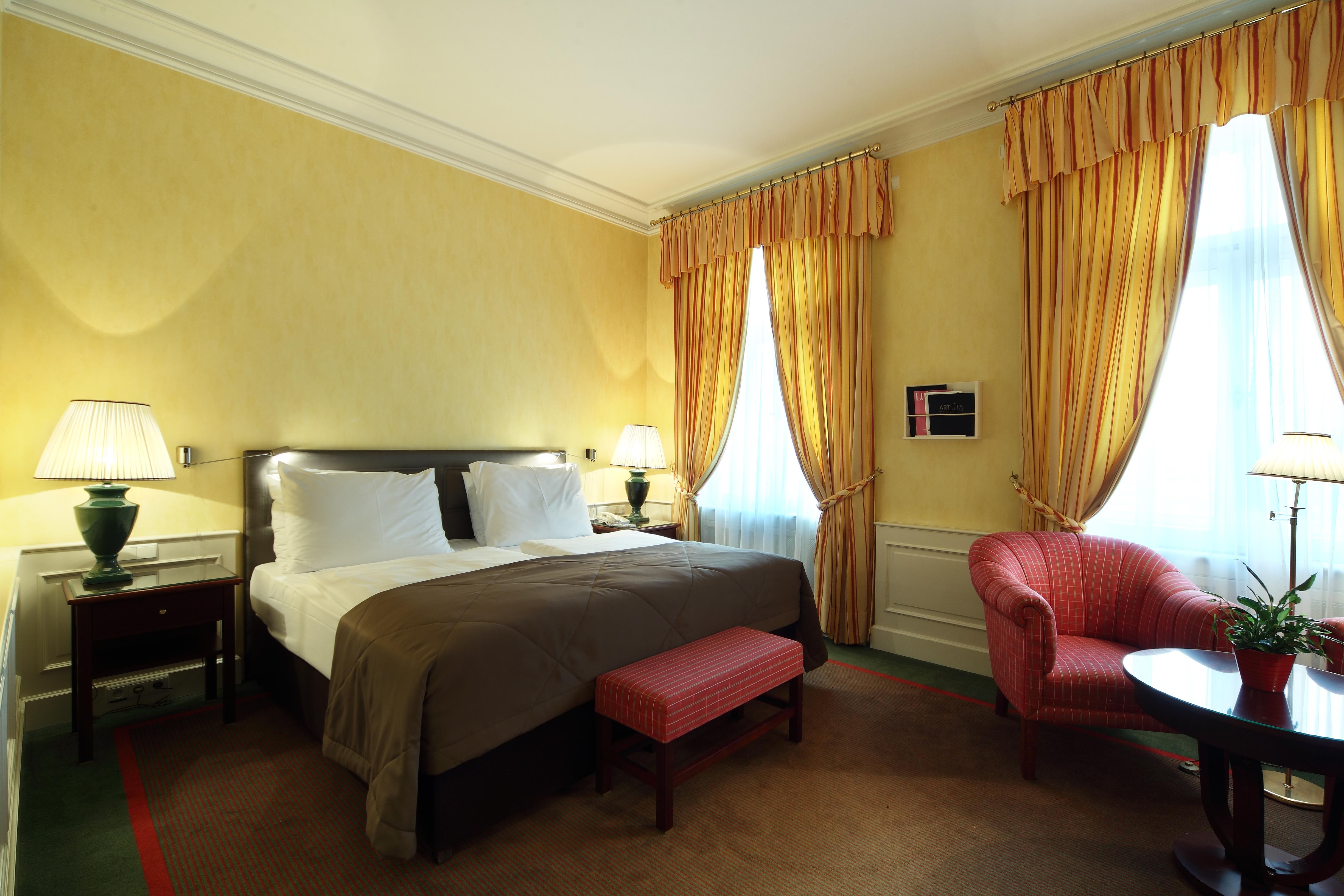 Le Palais Art Hotel Praha Bagian luar foto A room at the hotel