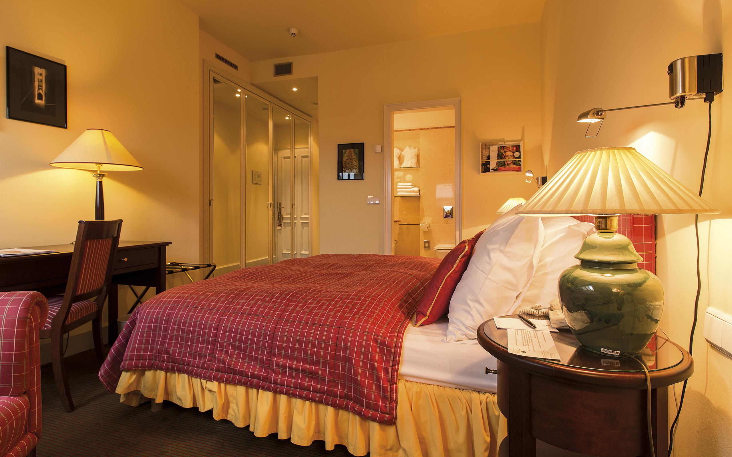 Le Palais Art Hotel Praha Bagian luar foto A room at the hotel