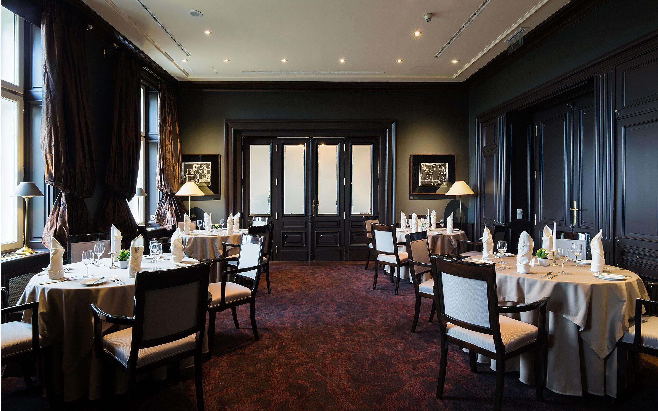 Le Palais Art Hotel Praha Bagian luar foto The dining room at the club