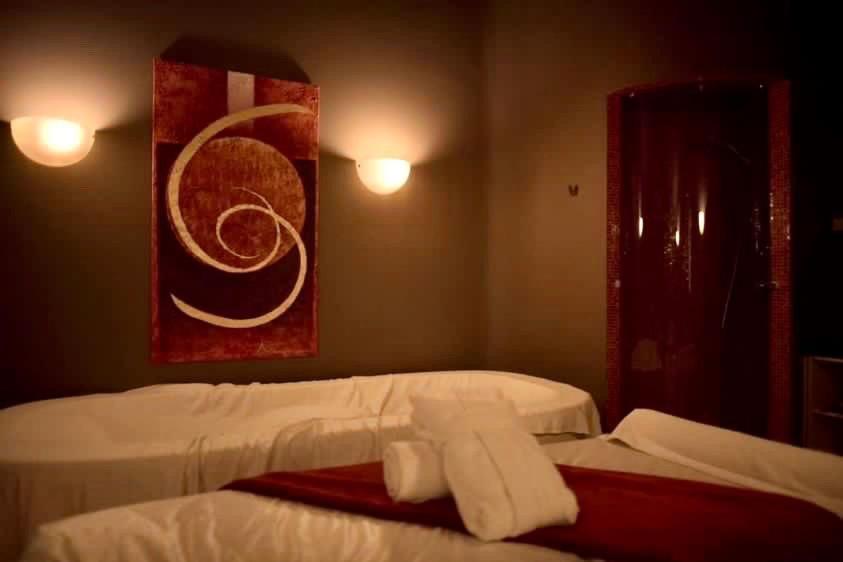 Le Palais Art Hotel Praha Bagian luar foto A massage room at a spa
