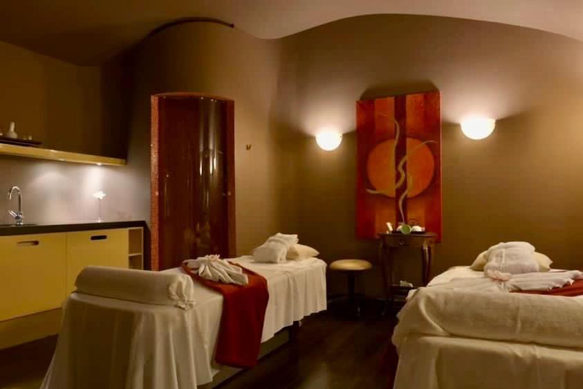 Le Palais Art Hotel Praha Bagian luar foto A treatment room at a spa