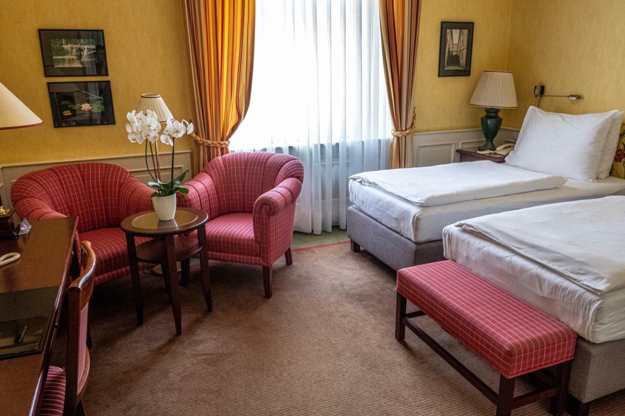 Le Palais Art Hotel Praha Bagian luar foto A room at the hotel