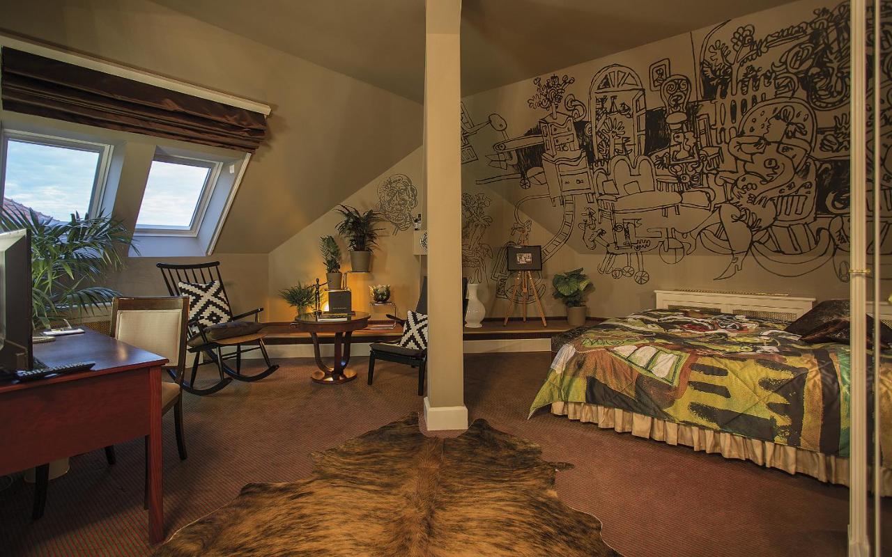 Le Palais Art Hotel Praha Bagian luar foto A room at the Inn