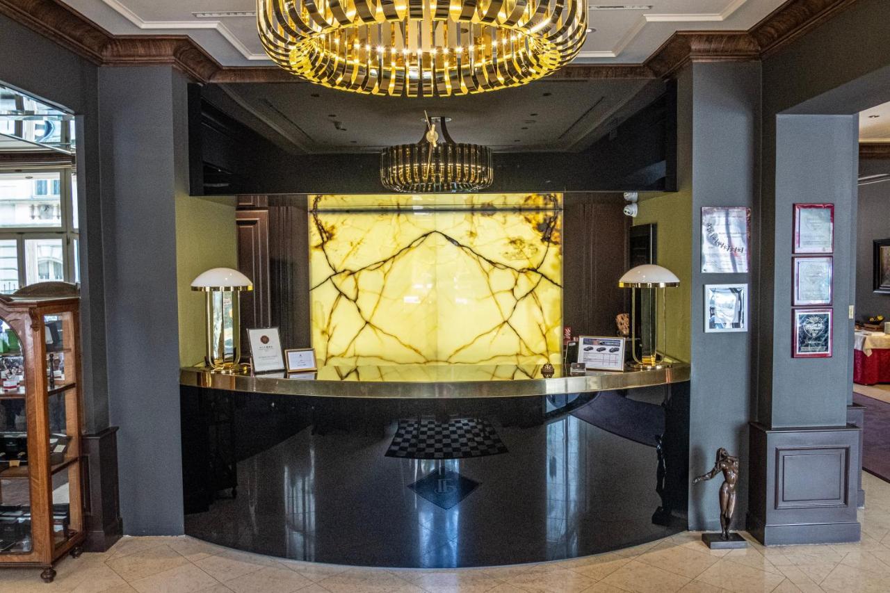 Le Palais Art Hotel Praha Bagian luar foto Reception desk at the hotel