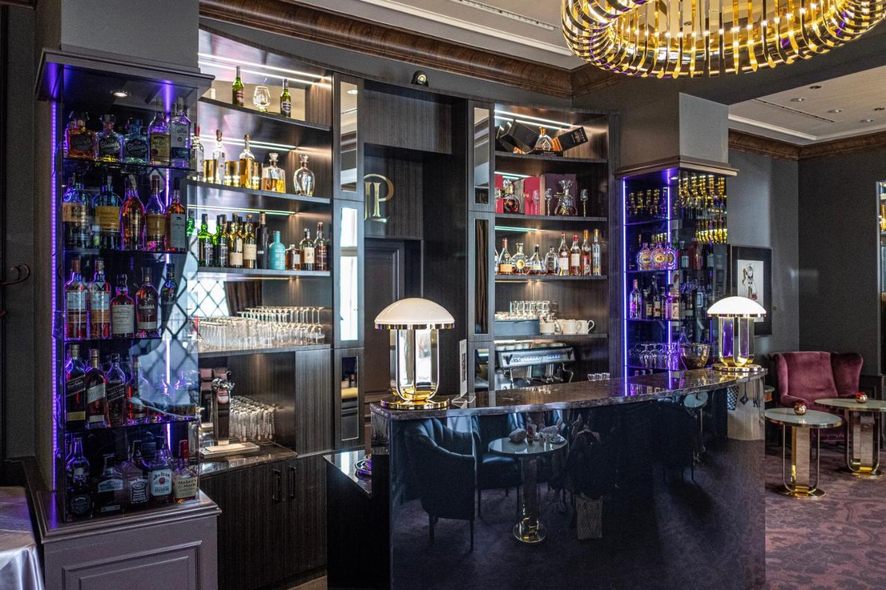 Le Palais Art Hotel Praha Bagian luar foto The bar at the 2018 edition of the World Economic Forum